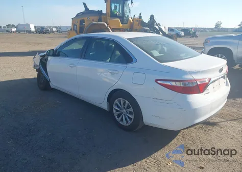 2015 Toyota Camry Le z USA, uszkodzony, nr VIN 4T1BF1FK7FU934546